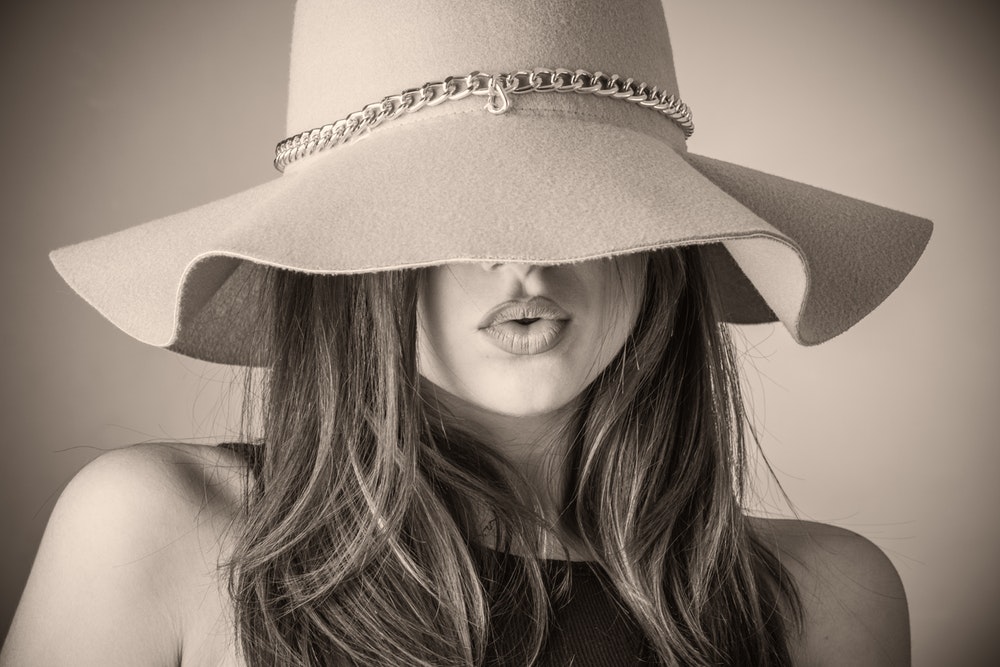 femme chapeau cheveux